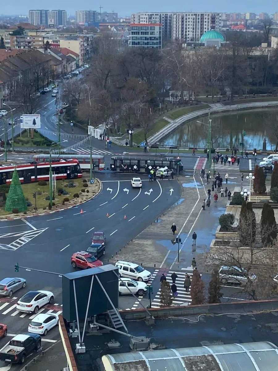 Accident la Podgoria. Un autoturism a fost lovit de tramvai