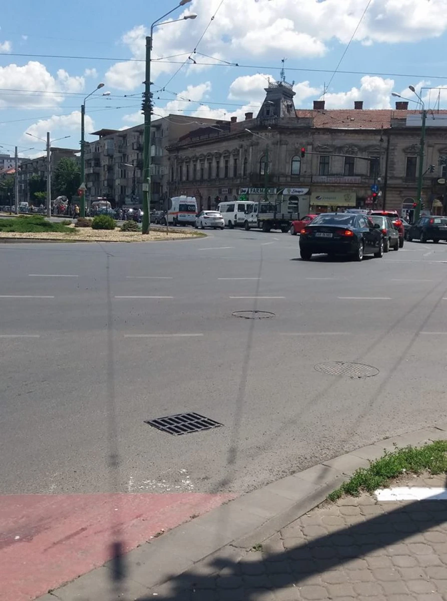 Accident la Polivalentă. Calea Iuliu Maniu, blocată