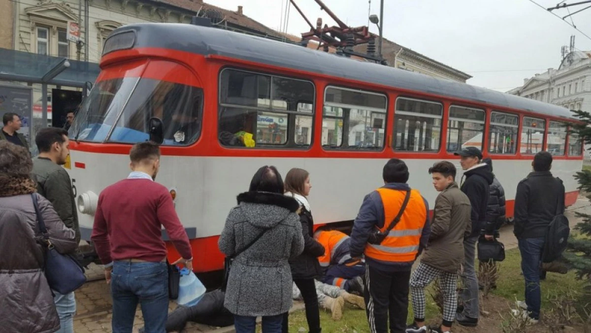 Accident la Teatru! O fetiţă de 12 ani a ajuns sub tramvai (FOTO)