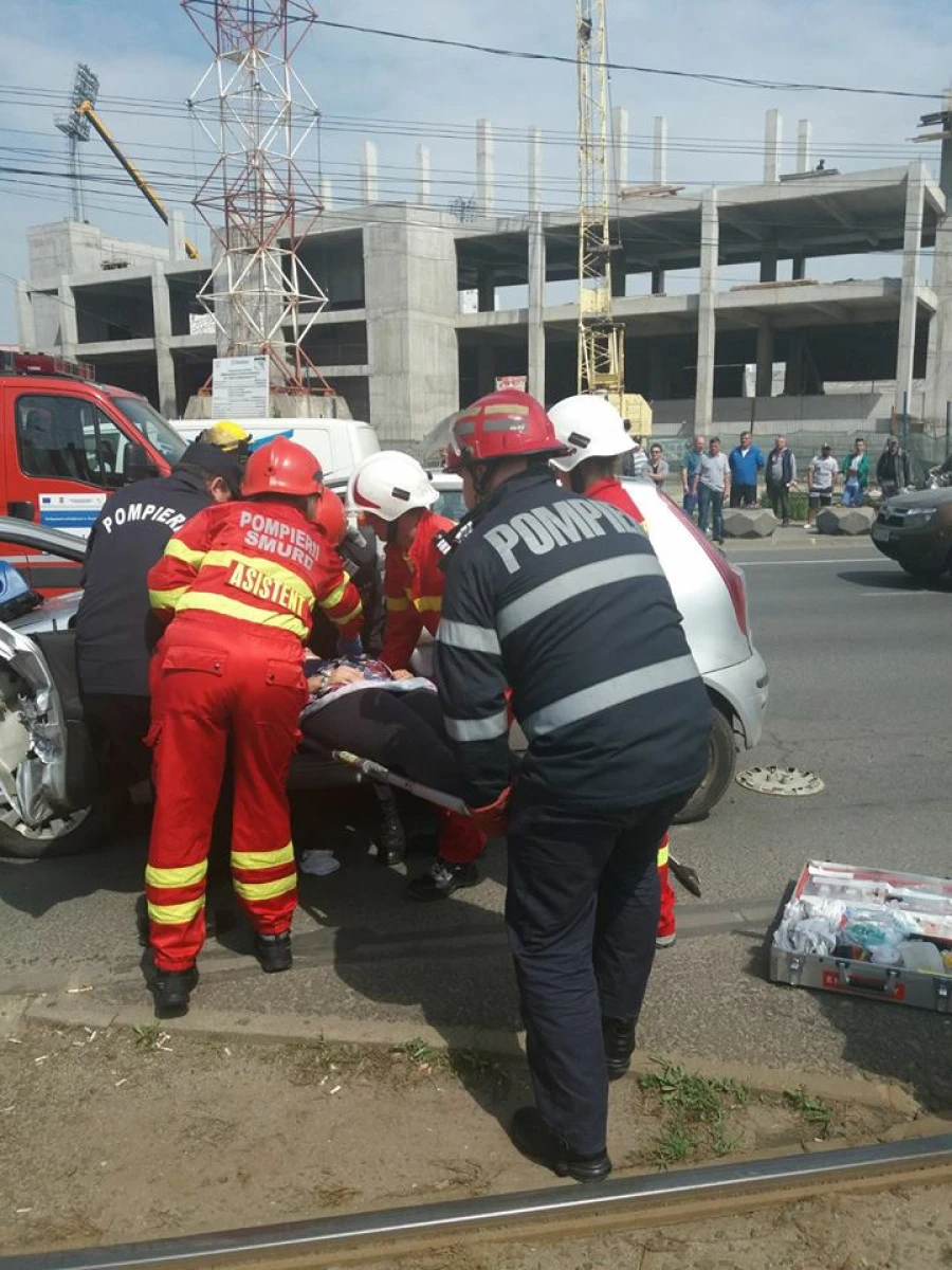 Accident la UTA. O femeie însărcinată a rămas blocată în mașină, dar a fost salvată de pompieri