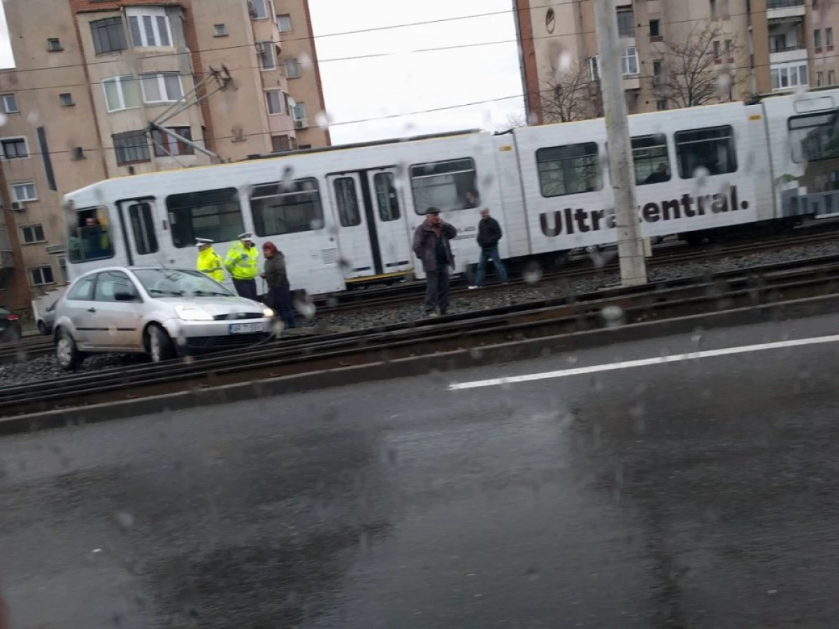 Accident la UTA. O maşină a ajuns pe liniile de tramvai