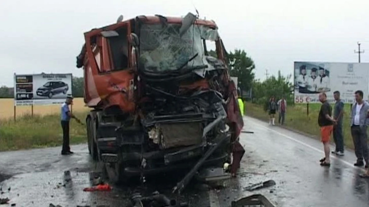 ACCIDENT MORTAL PE DN 7, IN JUDETUL ARAD: DOUA TIRURI S-AU CIOCNIT FRONTAL. UNUL DINTRE SOFERI A DECEDAT