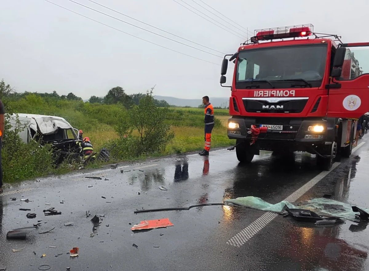 Accident mortal pe DN 7, la Căpruța. Șoferul unui microbuz a murit după impactul cu un autocamion