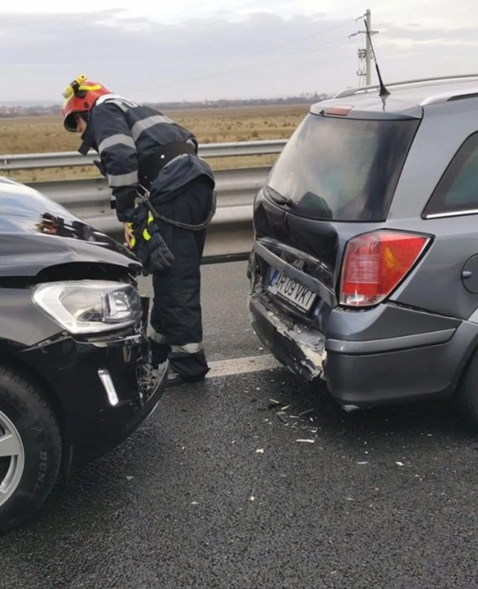 Accident pe autostrada Arad-Lugoj. Cinci persoane au fost rănite
