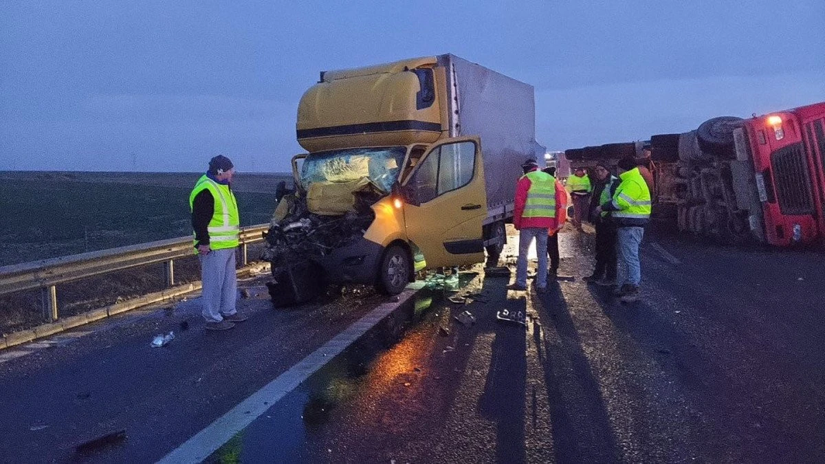Accident pe autostrada Arad-Timișoara. Au fost implicate două TIR-uri și o autoutilitară