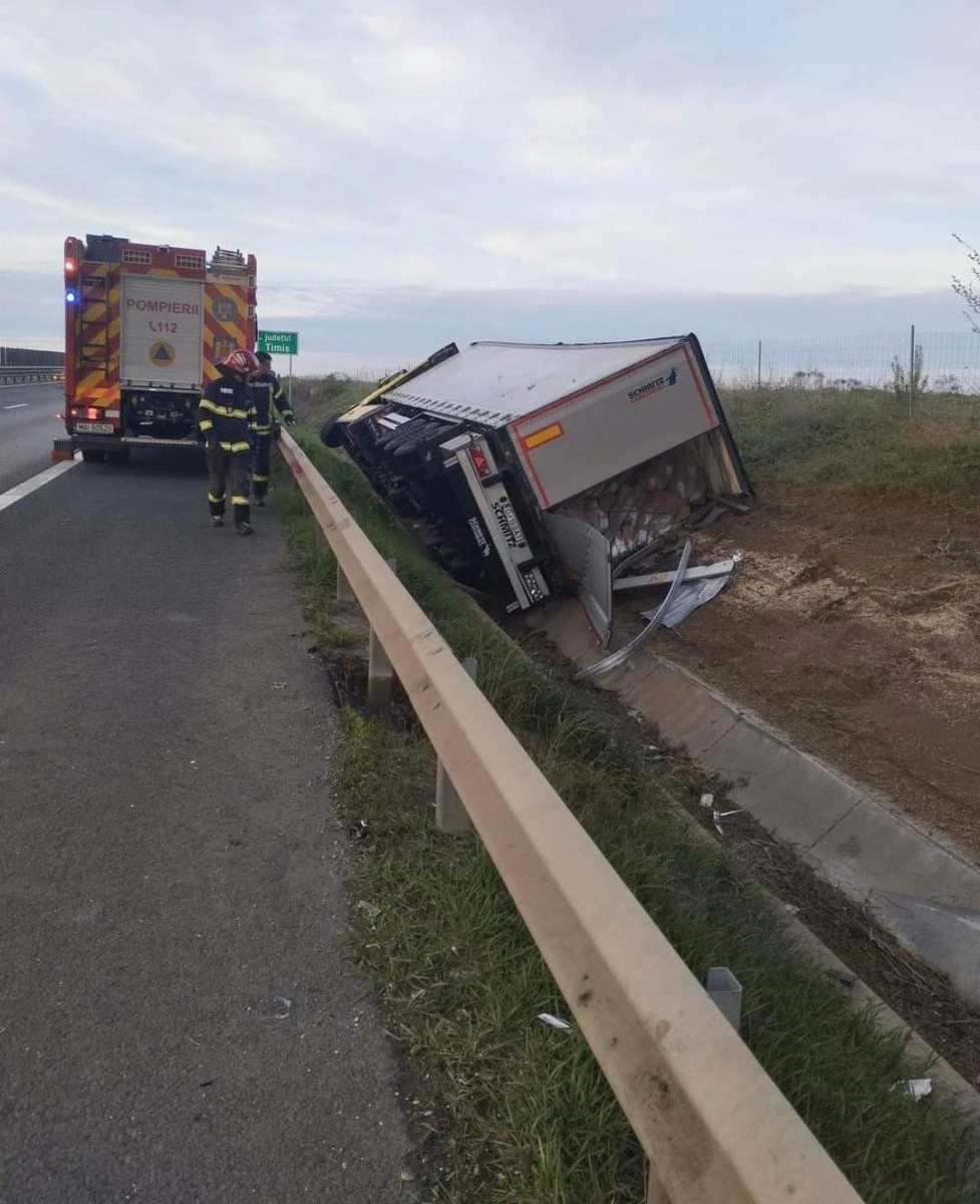 Accident pe autostrada Arad-Timișoara. Un TIR s-a răsturnat în șanț