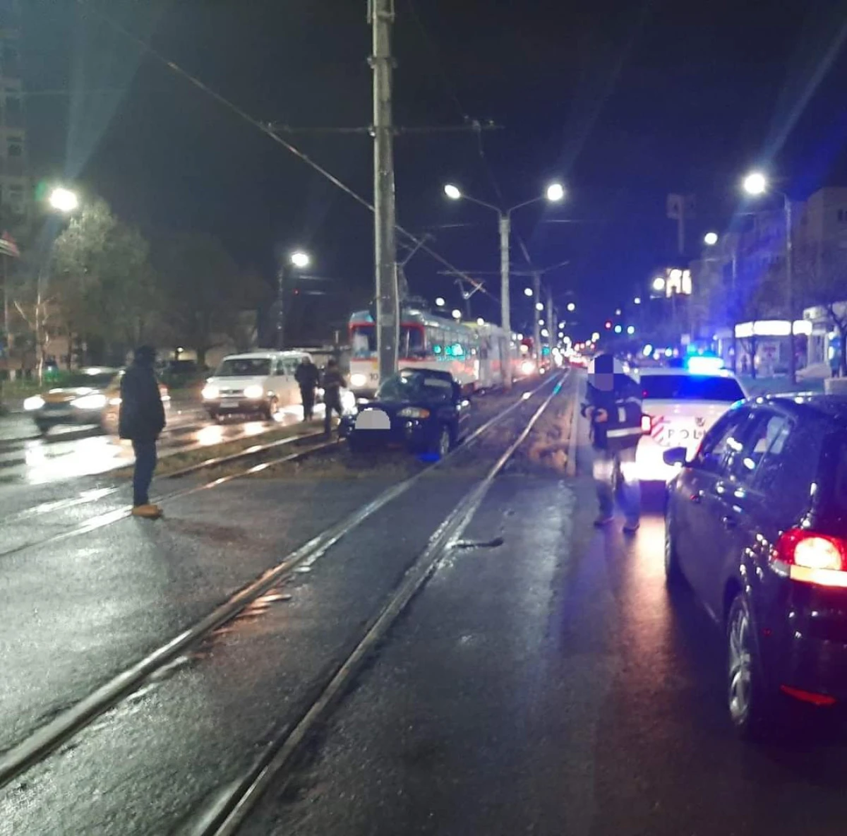 Accident pe Calea Aurel Vlaicu. Un tânăr a intrat cu mașina în stâlp