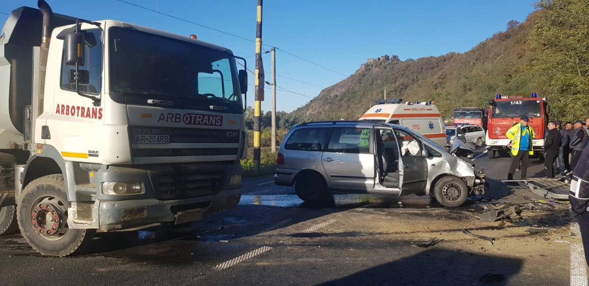 Accident pe DN7, la Lipova. Două persoane au fost rănite