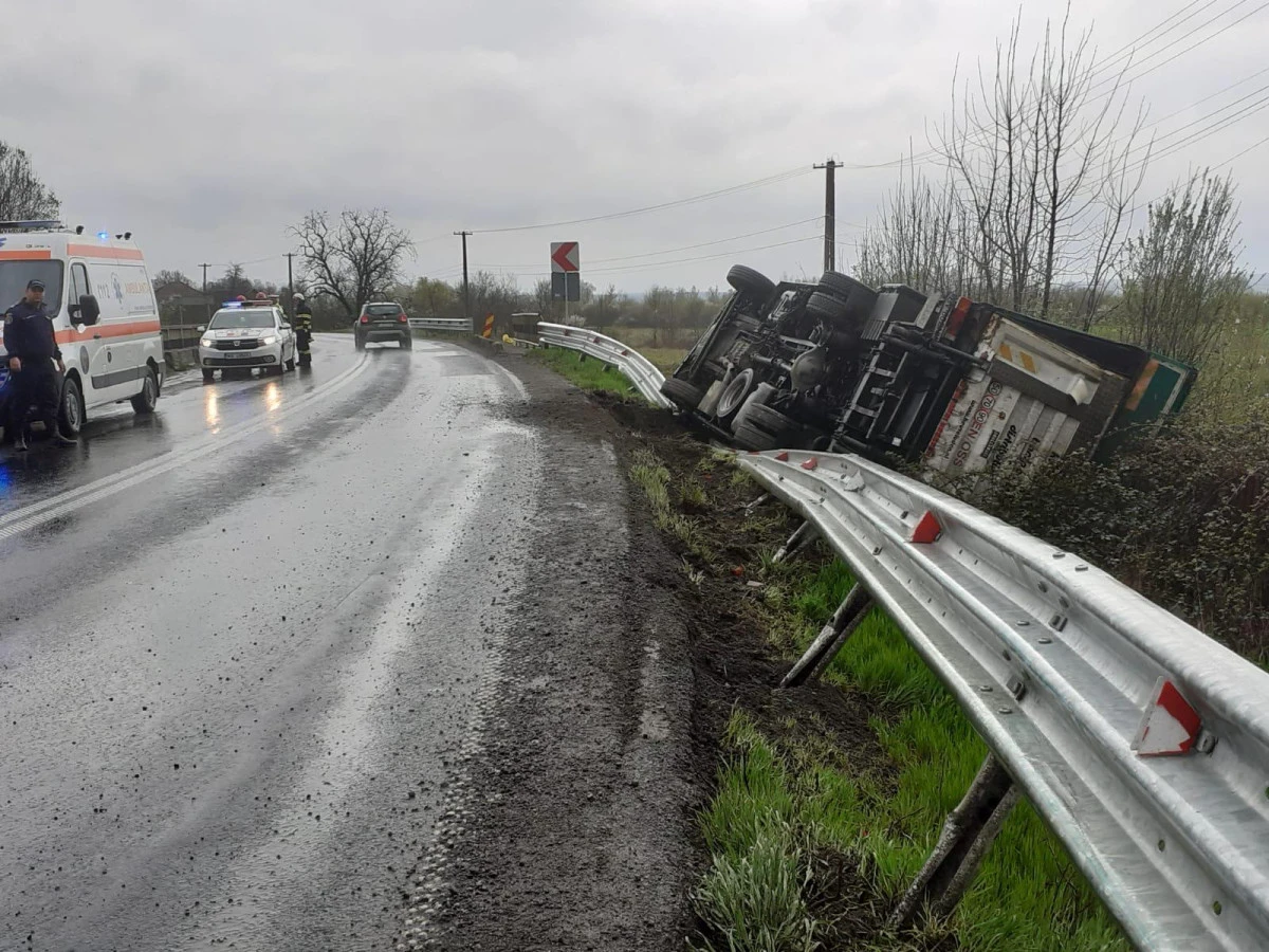 Accident pe DN7. Un TIR s-a răsturnat la Vărădia de Mureș