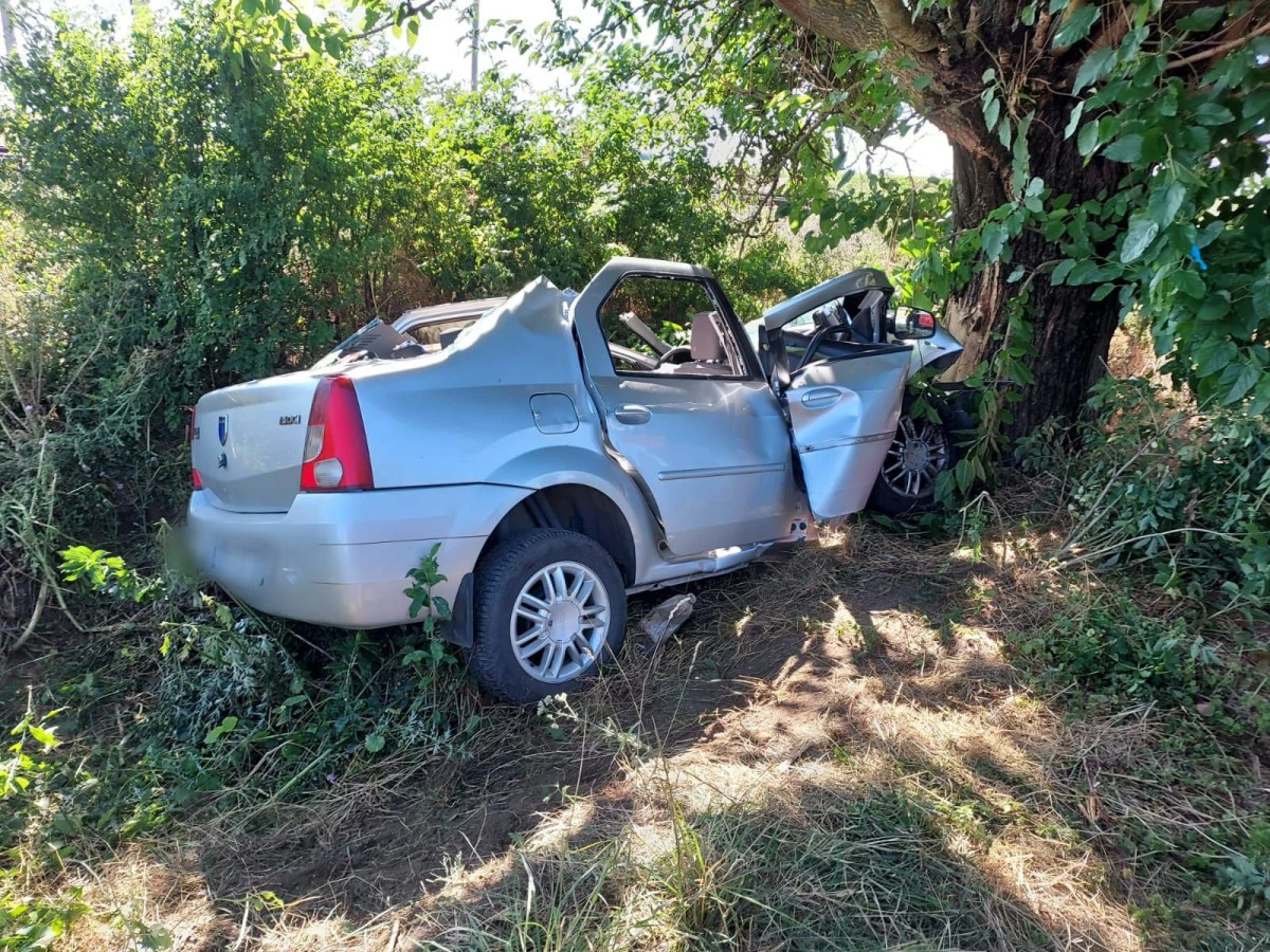 Accident pe drumul Arad-Curtici. Un bărbat a intrat cu mașina într-un copac
