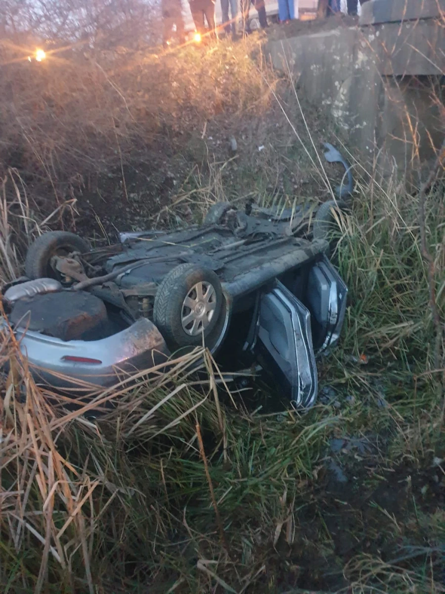 Accident pe drumul Arad-Șofronea. Doi bărbați au fost răniți, după ce un autoturism s-a răsturnat