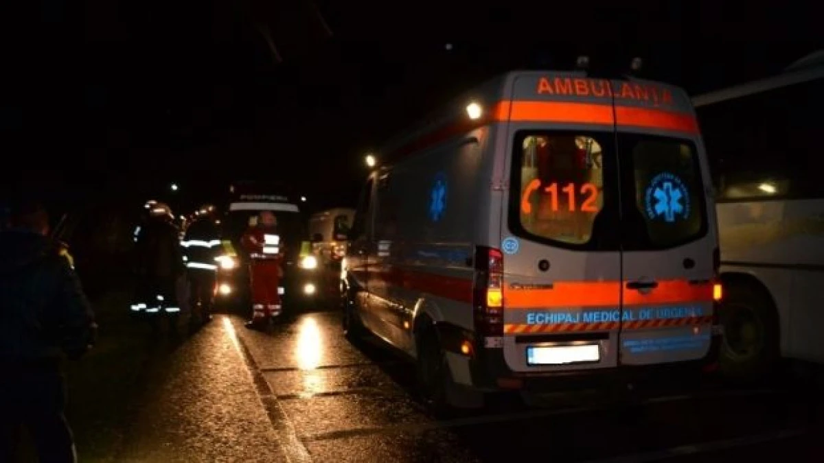 Accident pe drumul Ineu - Șicula. Două persoane au murit, cinci sunt grav rănite