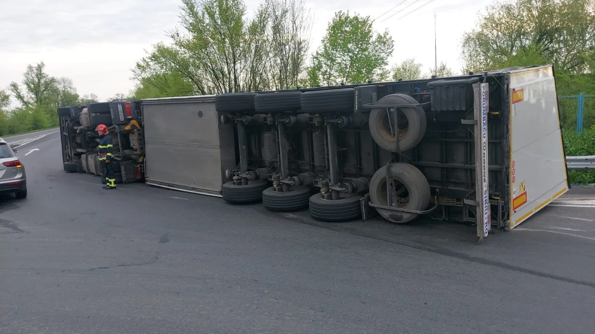 Accident pe drumul Sântana-Curtici. Un TIR s-a răsturnat în afara părții carosabile