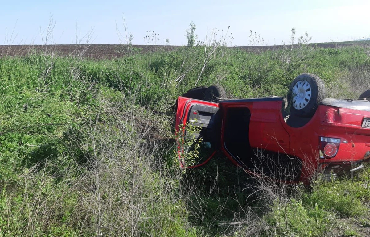 Accident pe drumul Târnova - Măderat. Șoferul unui autoturism a ajuns la spital