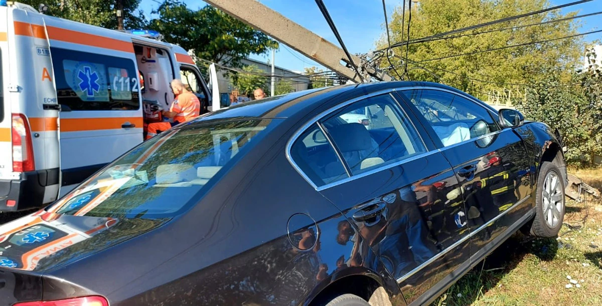 Accident pe strada Poetului. Singura „victimă“ a fost un stâlp de curent