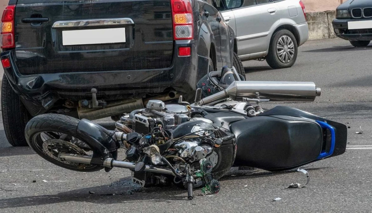 Accident rutier în Arad: un motociclist a ajuns în spital