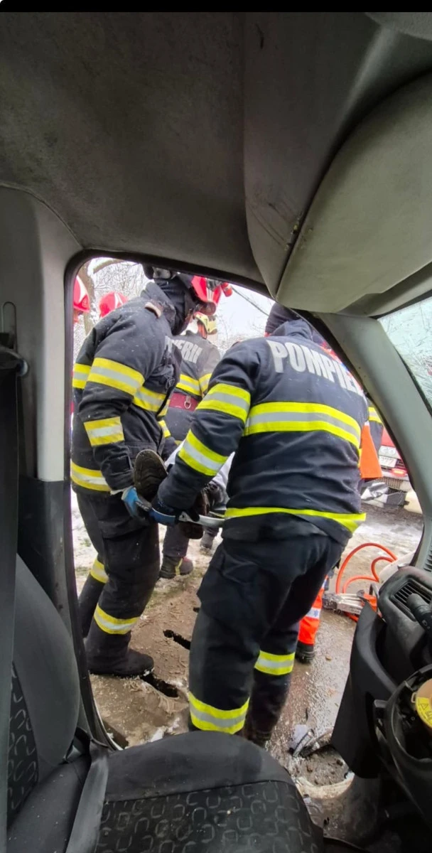 Accident rutier în localitatea Cuvin: trei victime transportate la spital