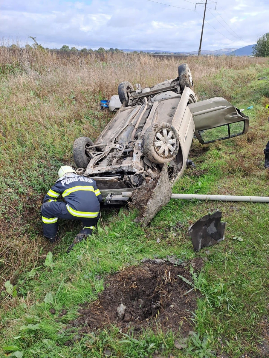 Accident rutier în Șiria: Un bărbat încarcerat, salvat de pompieri