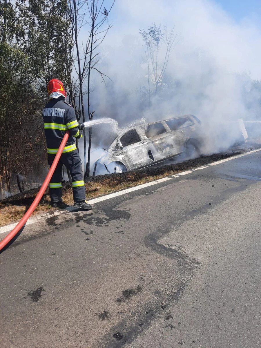 Accident rutier între Aldești și Mânerău. O mașină s-a făcut scrum