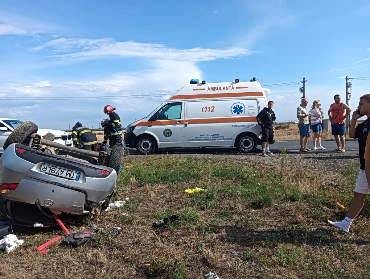 Accident rutier între Arad și Horia: cinci persoane, printre care doi minori, transportate la spital