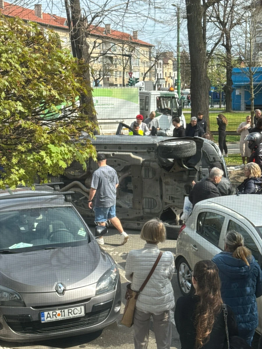 Accident rutier pe Bulevardul Revoluției. O persoană a rămas încarcerată