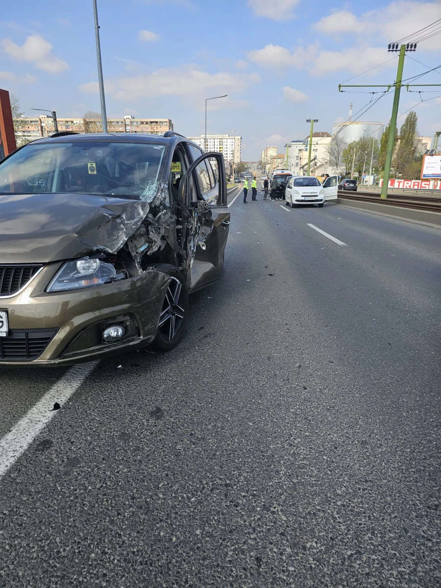 Accident rutier pe podul de la Polivalentă. Un bărbat de 30 de ani a fost transportat la spital