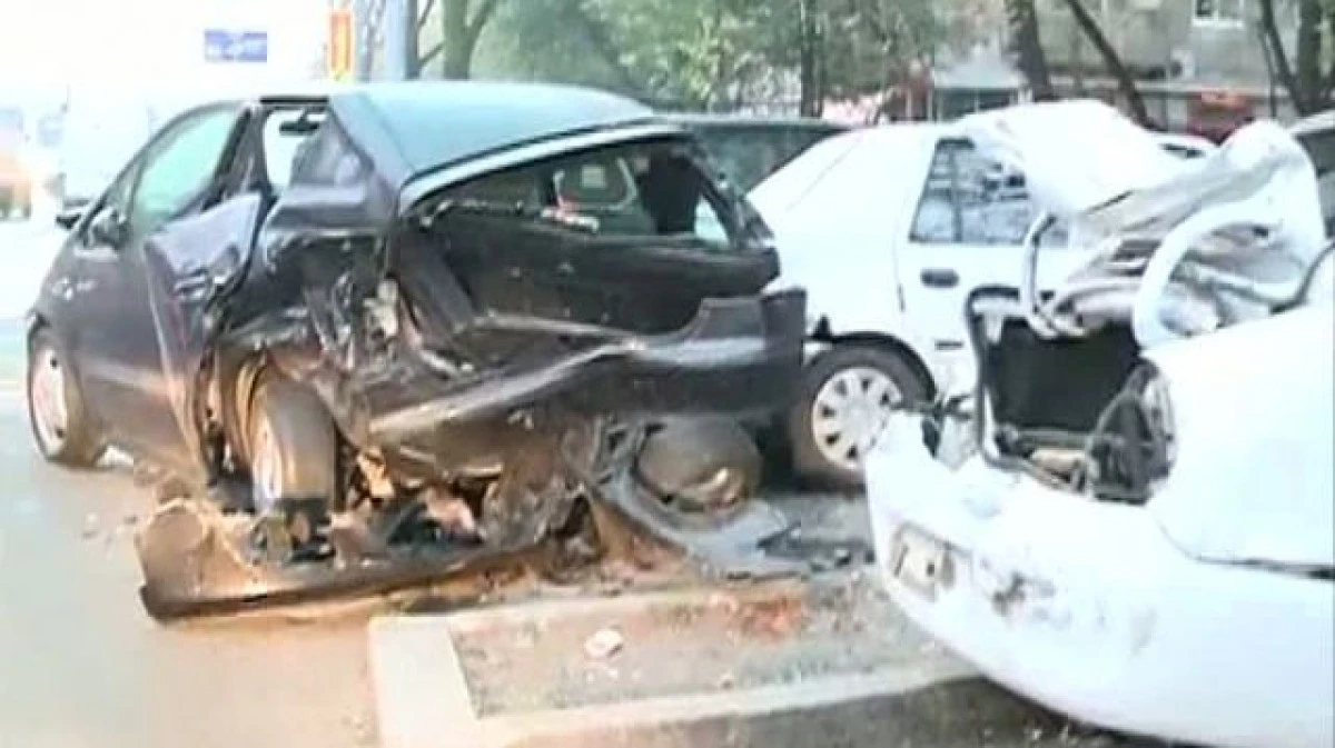 ACCIDENT TERIBIL IN CAPITALA! NOUA MASINI AU FOST FACUTE PRAF