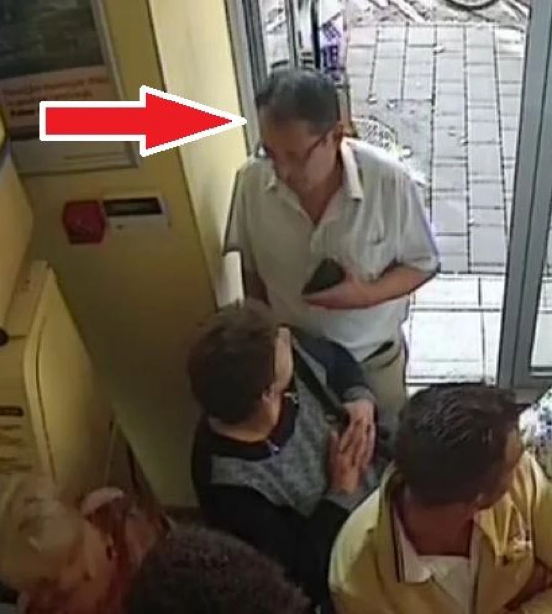 Acest individ este căutat pentru înșelăciune ! Dacă-l cunoști, sună de urgență la 112 !