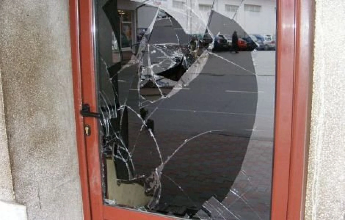 Act de vandalism într-un bar din Arad