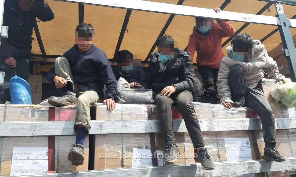 Acţiuni intense la graniţa de vest: 62 de cetăţeni străini, scunşi în automarfare, la Borș şi Nădlac
