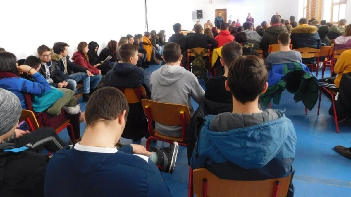 Activitate informativ-preventivă despre violență și consumul de droguri, la liceul din Pecica