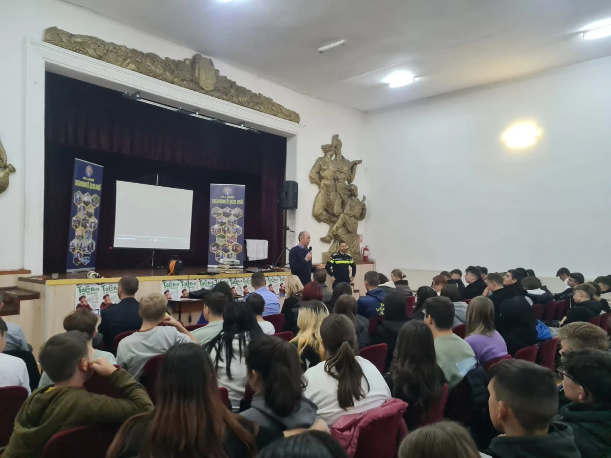 Activitate preventivă în Nădab, la care au participat 245 de elevi și 38 de cadre didactice