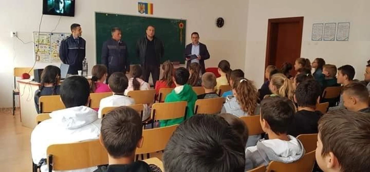 Activități de prevenire a consumului de substanțe interzise, desfășurate de polițiștii arădeni