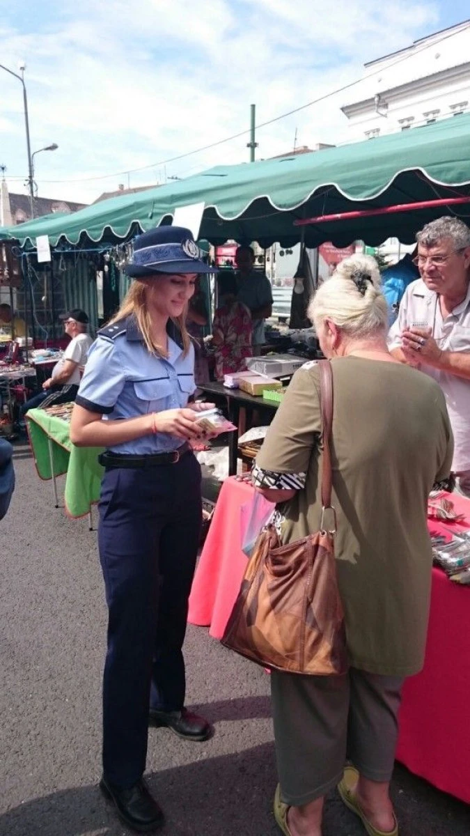 ACTIVITATI DESFASURATE DE POLITISTI IN CADRUL PROIECTULUI DE PREVENIRE A FURTURILOR "ARADENII IN SIGURANTA!"