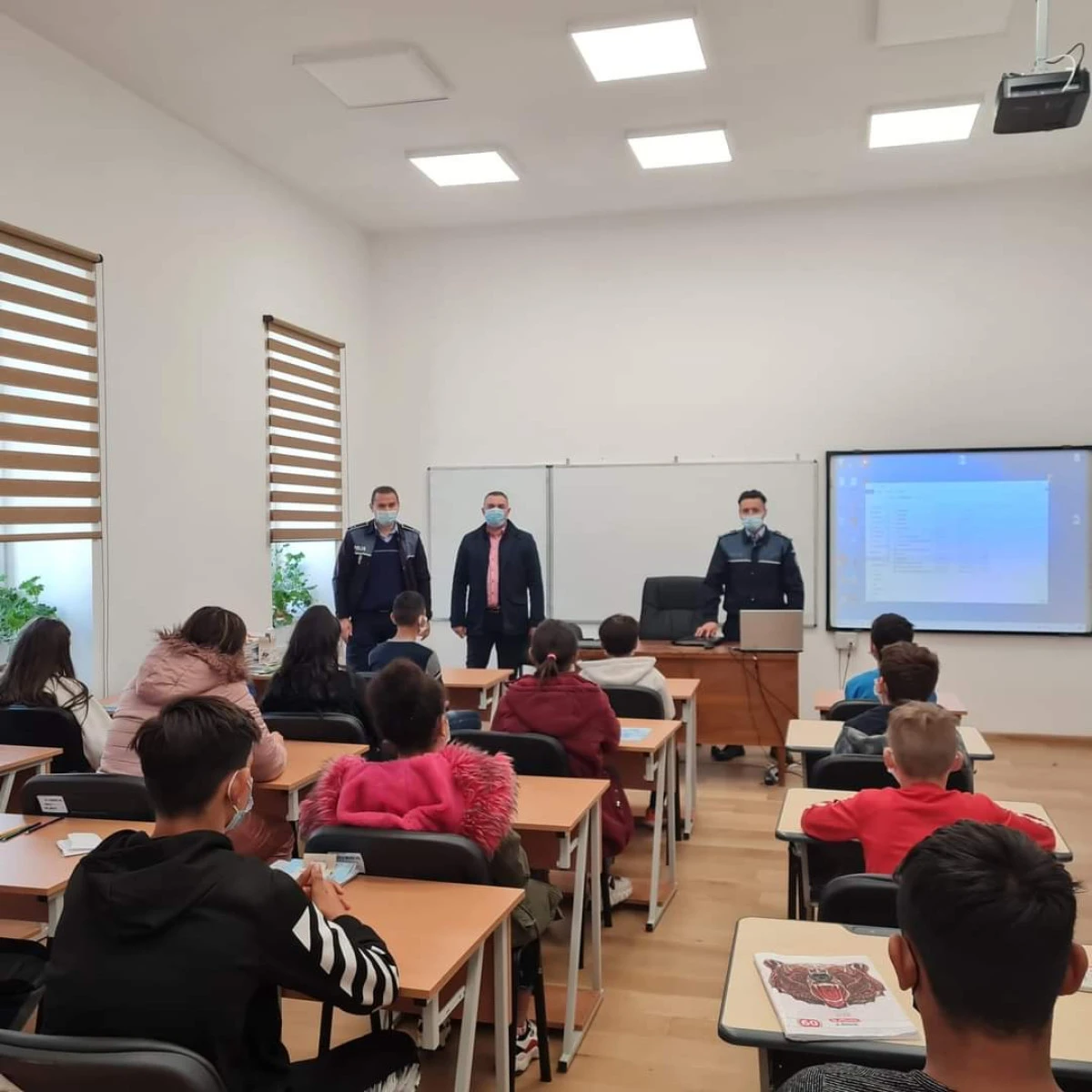 Activități educativ-preventive cu elevii Liceului Teoretic Sebiș și cu cei ai Școlii Gimnaziale Gabriel Brola Buteni
