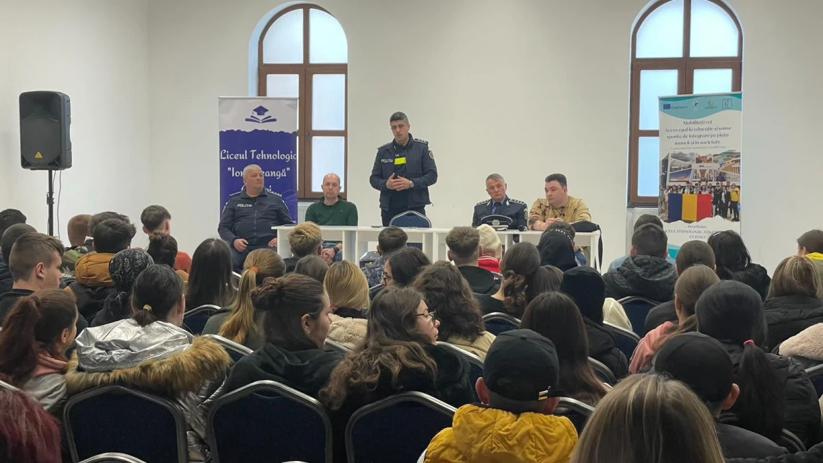 Activități preventive ale polițiștilor arădeni, cu elevii din județ