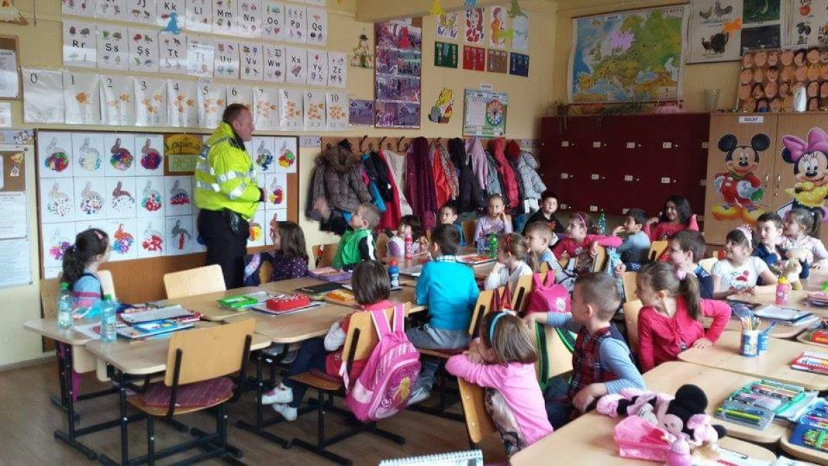ACTIVITATI PREVENTIVE DESFASURATE DE POLITISTII ARADENI IN CADRUL PROIECTULUI "SCOALA ALTFEL. SA STII MAI MULTE, SA FII MAI BUN!"