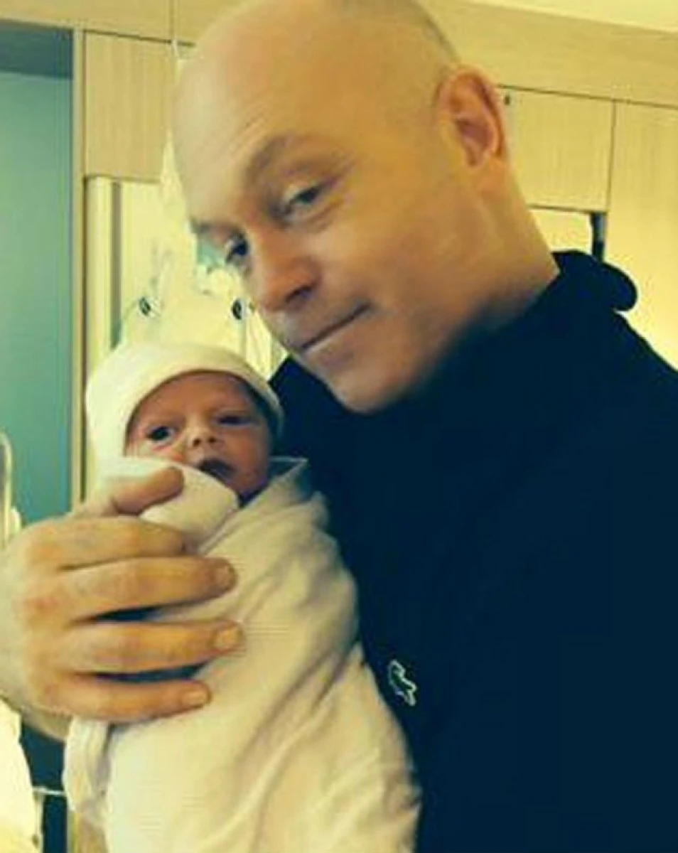 ACTORUL ROSS KEMP A DEVENIT TATIC! ACTUALA SOTIE A NASCUT UN BAIETEL