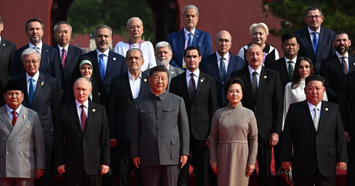 Adrian Năstase și Viorica Dăncilă, prezenți la Beijing, alături de Vladimir Putin, Kim Jong Un și Xi Jinping