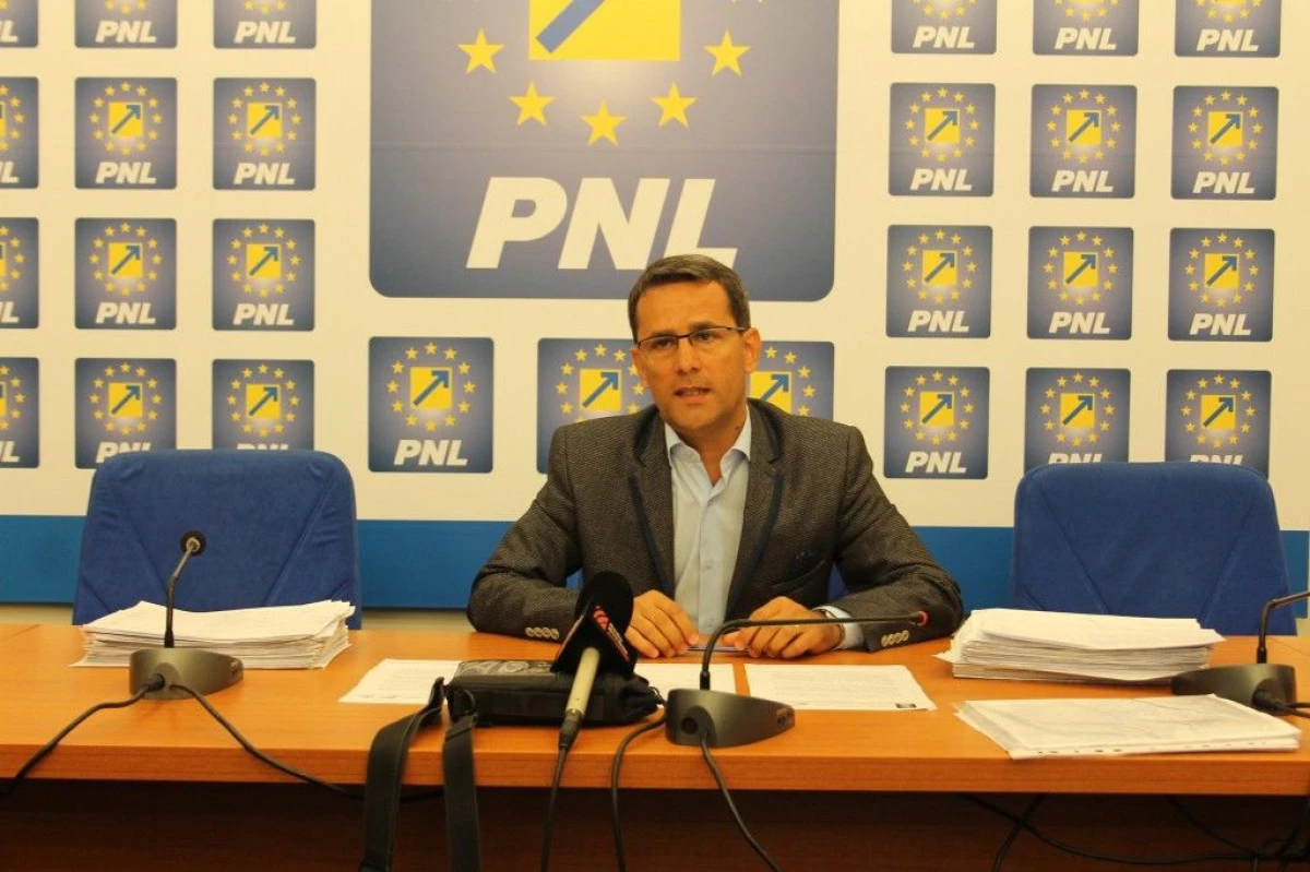 ADRIAN TOLEA: "PESTE 9.000 DE ARADENI AU SEMNAT, PANA ACUM, PENTRU DEMISIA LUI VICTOR PONTA"