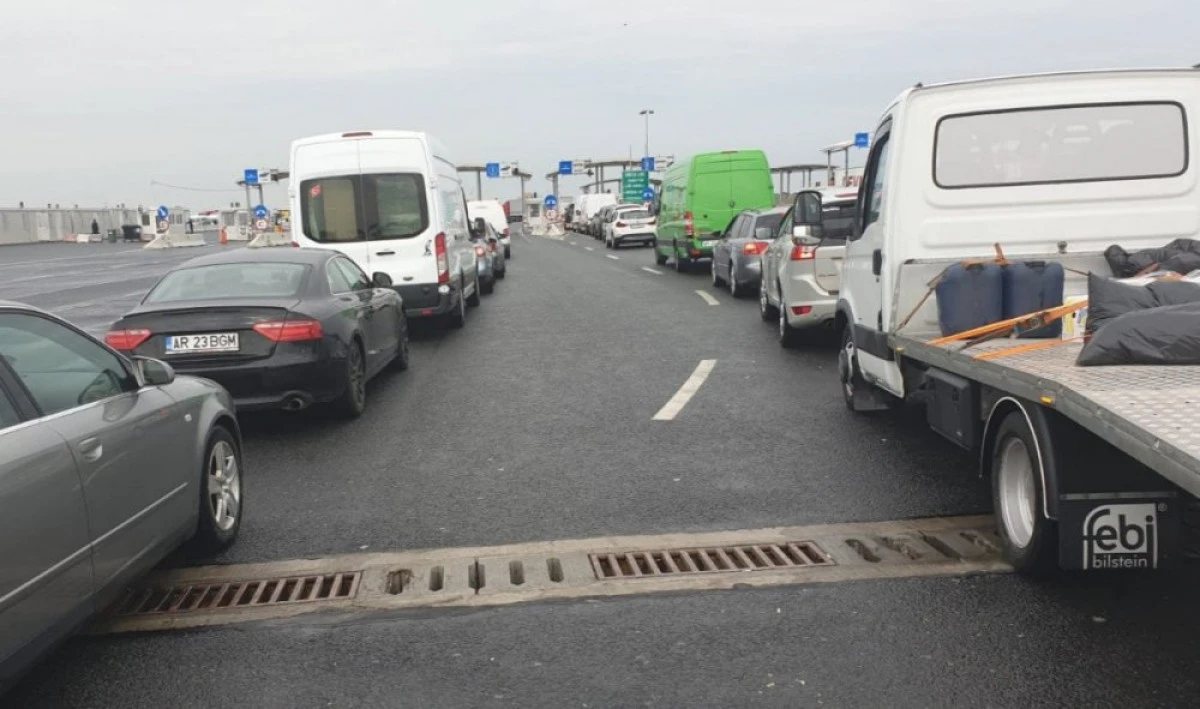 Aglomeraţie la ieşirea din ţară la început de minivacanţă. La Nădlac II se aşteaptă două ore