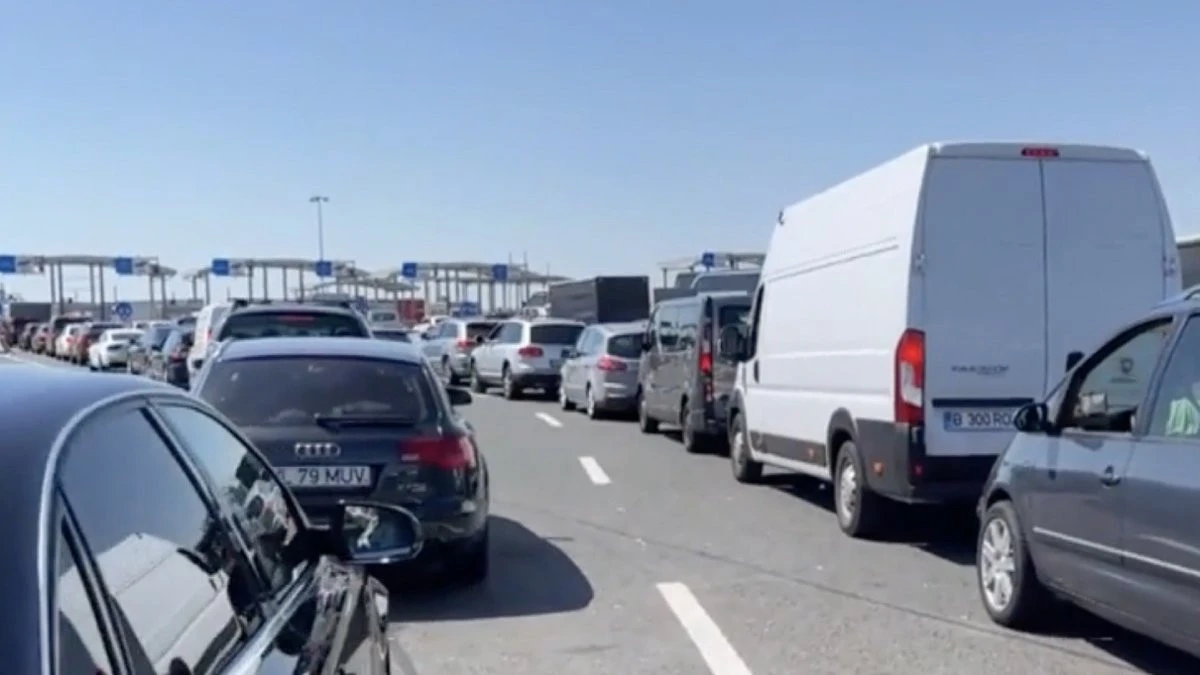 Aglomeraţie mare la Nădlac II, unde la ieşirea din ţară se aşteaptă cel puţin 90 de minute