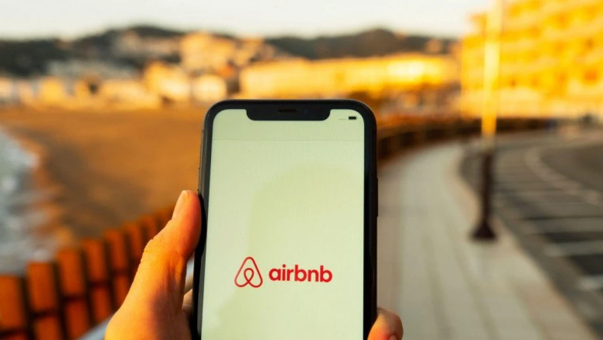 Airbnb va găzdui 20.000 de refugiați afgani
