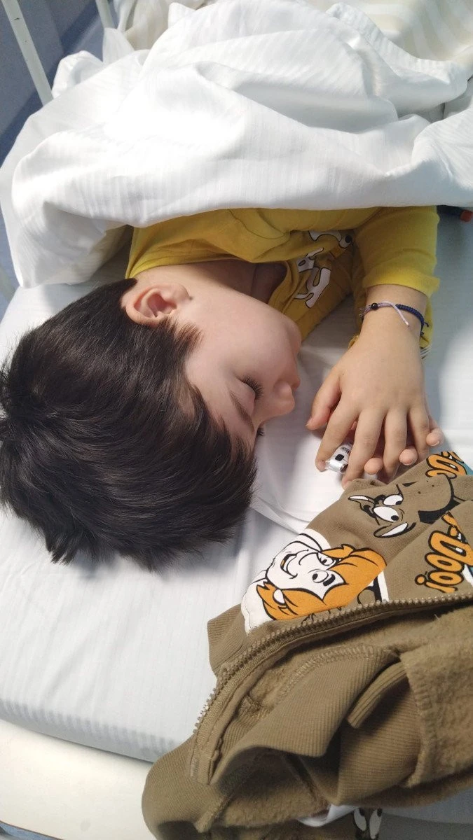 Ajută-l pe Luca, un băiețel curajos de numai 7 anișori, să câștige a doua bătălie împotriva cancerului