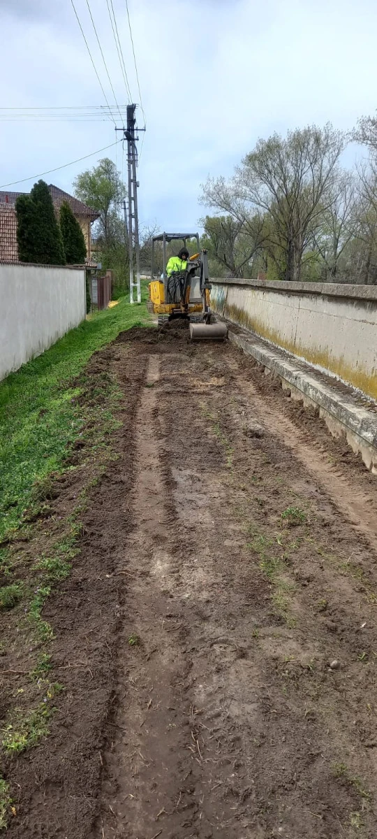 Alee pietonală pe digul Mureșului, în cartierul Mureșel