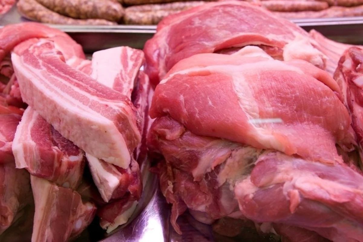 Alertă alimentară în vestul țării! Două tone de carne și produse din carne de porc, puse sub sechestru