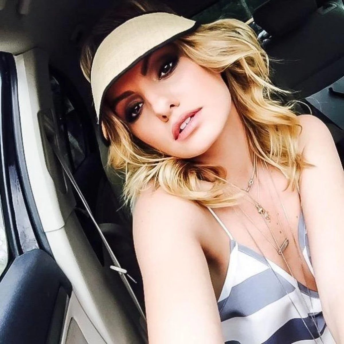 ALEXANDRA STAN, EXAGERAT DE PROVOCATOARE PE INTERNET. IMAGINEA CARE I-A FACUT PE FANI SA EXCLAME: "CE BUNA ESTI!"