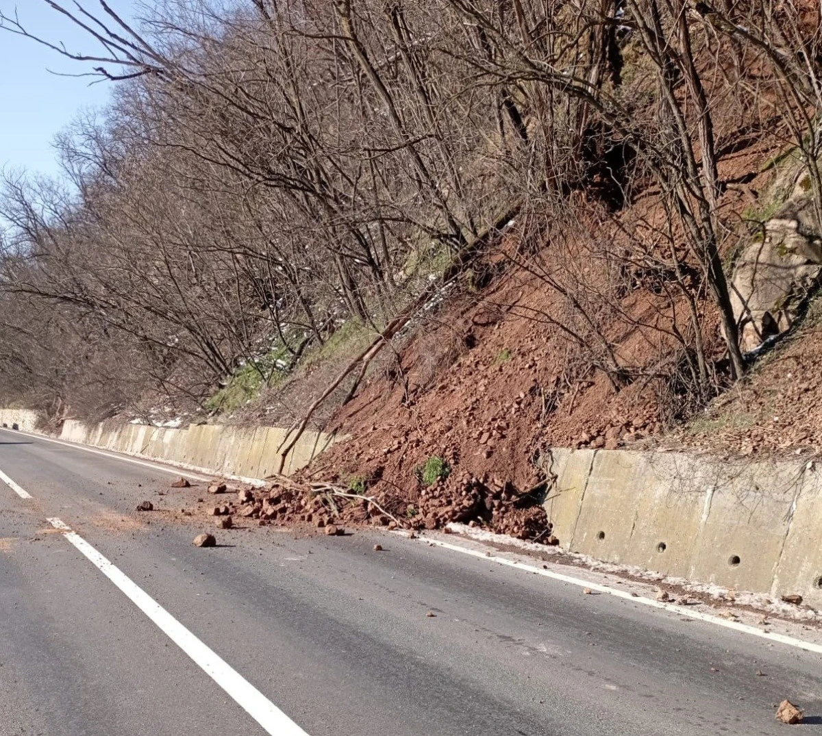 Alunecări de teren, la Săvârșin. Se circulă pe un singur sens pe DN7