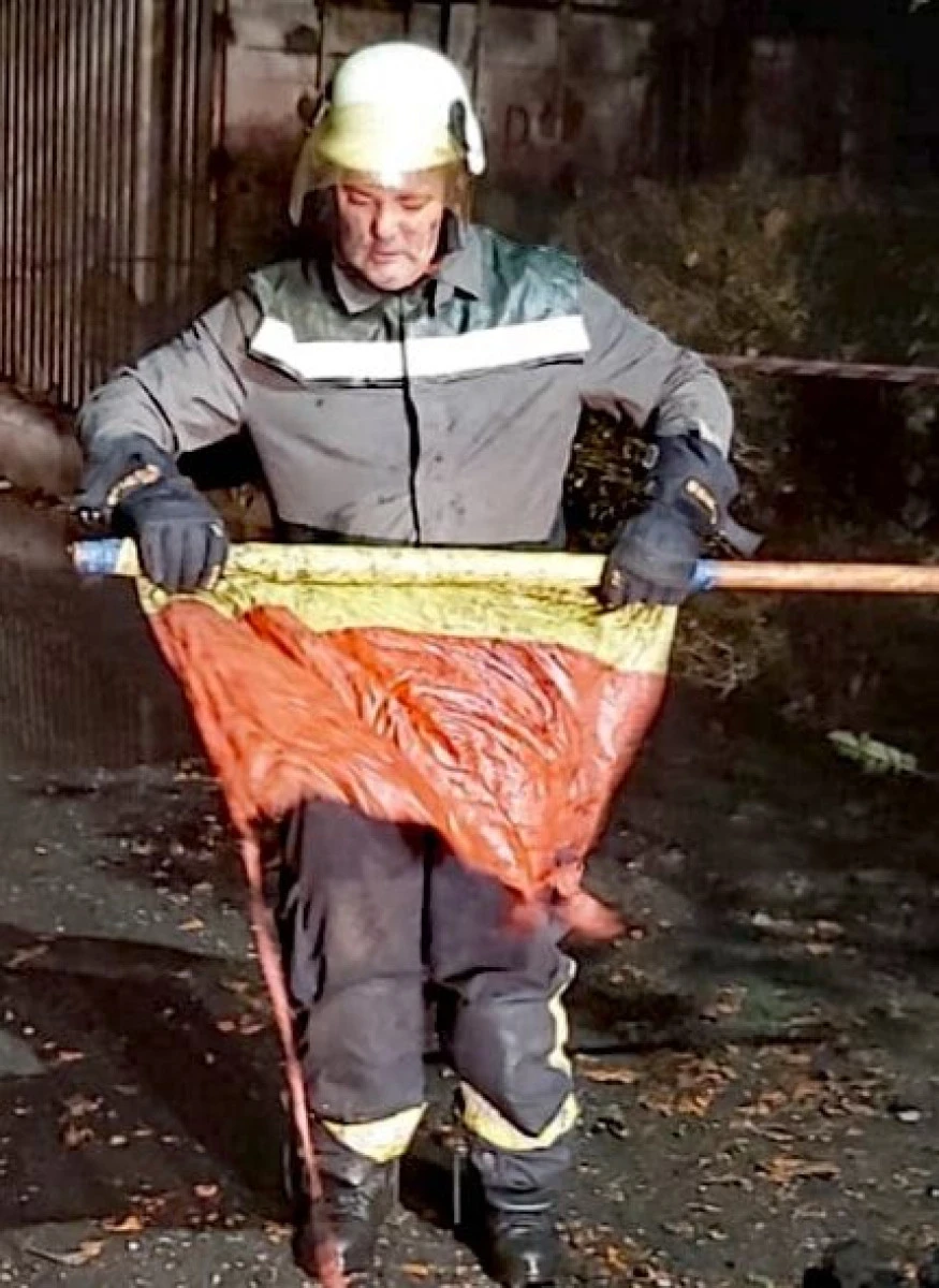 ”Am salvat și tricolorul”. Un pompier voluntar din Curtici a salvat tricolorul din incendiul de la gară