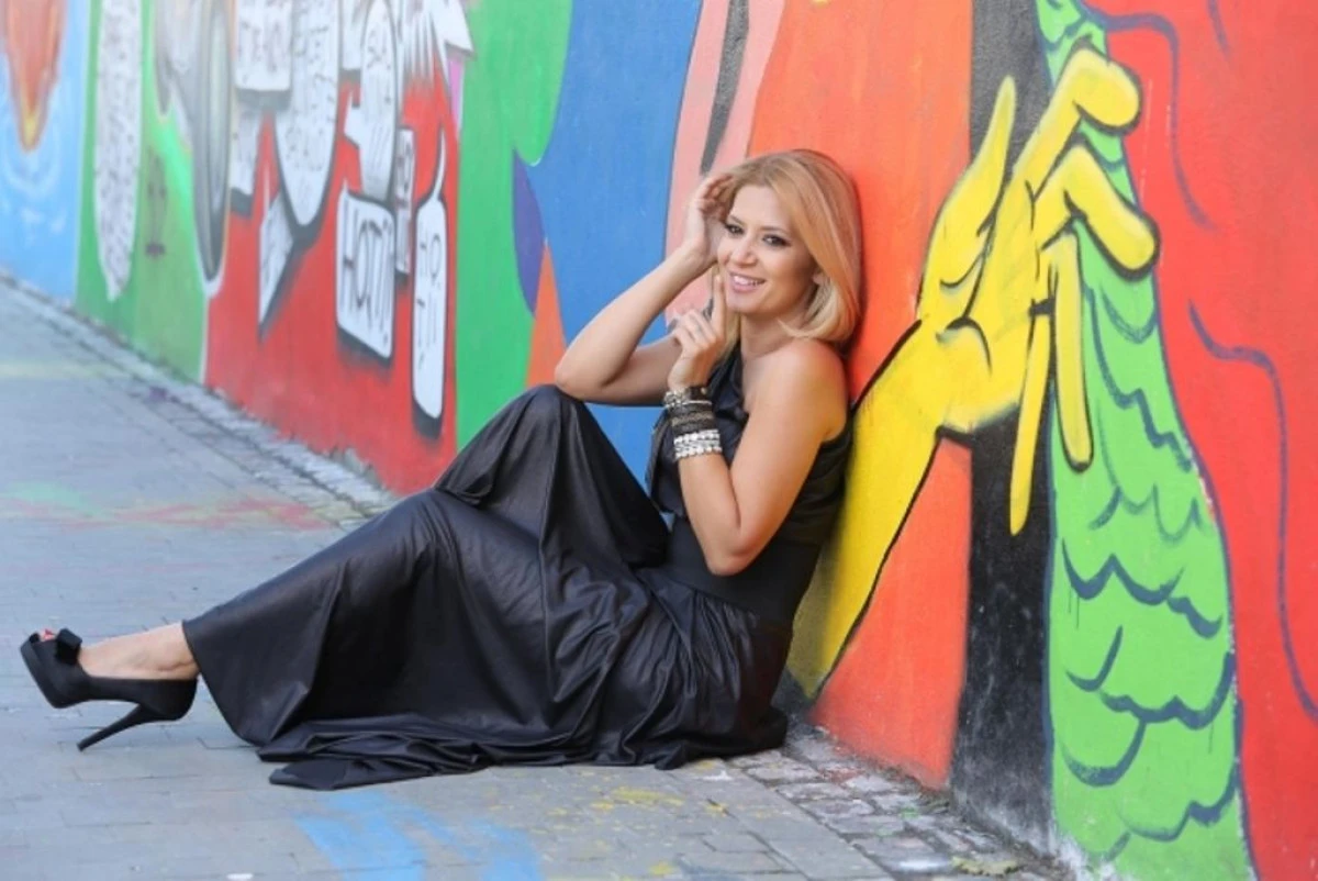 AMALIA ENACHE FACE MISTO DE ELENA UDREA!
